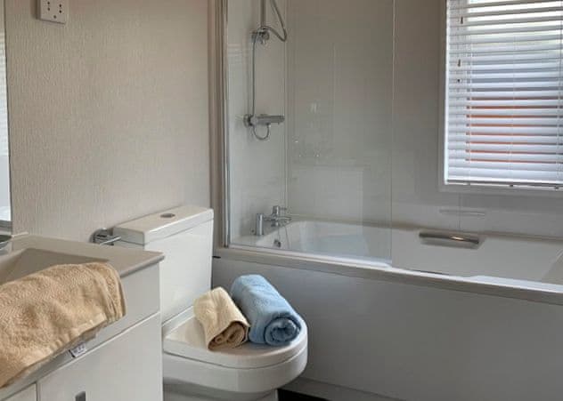 Comfort Plus Lodge 4 - Finlake Resort & Spa, Chudleigh, Newton Abbot