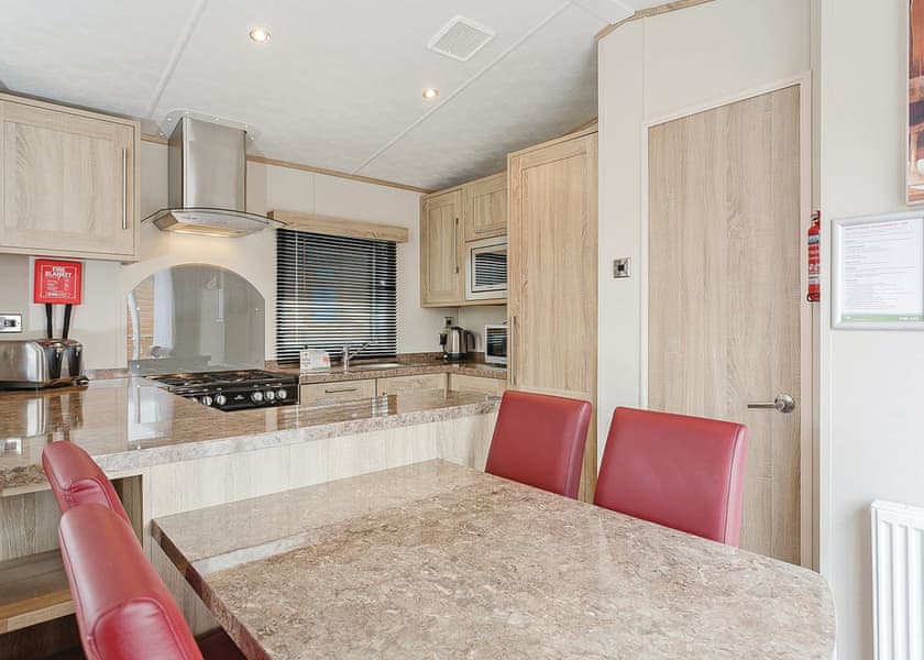 Comfort Plus 6 Hot Tub - Finlake Resort & Spa, Chudleigh, Newton Abbot