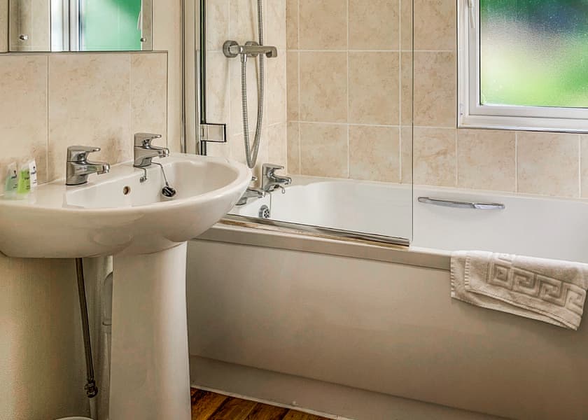 Classic Lodge Hot Tub 6 - Finlake Resort & Spa, Chudleigh, Newton Abbot