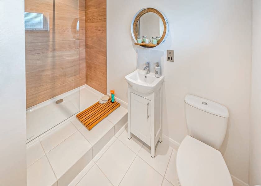 Pine Tree Lodge - Florence Springs Lakeside Lodges, St Florence, Tenby