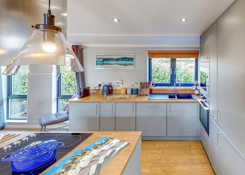 Jasmine Lodge - Florence Springs Lakeside Lodges, St Florence, Tenby