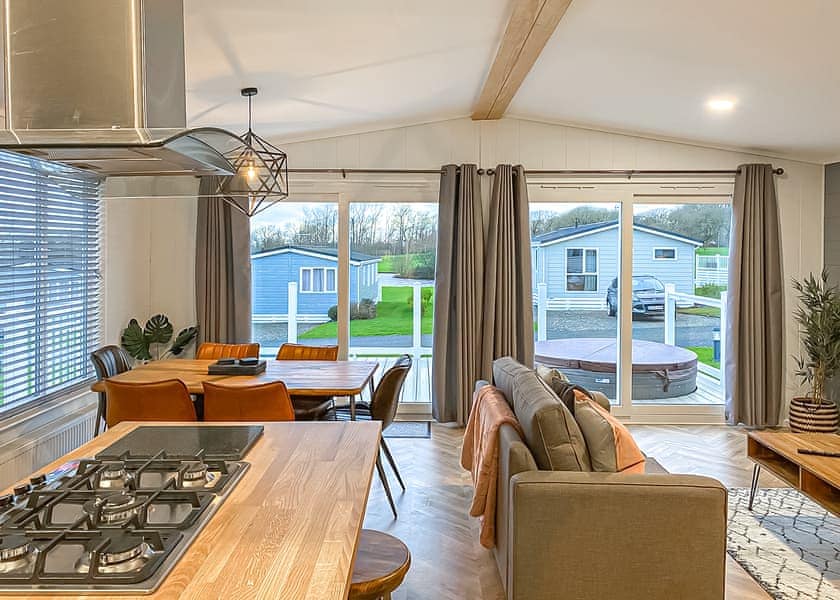 Walnut Lodge - Florence Springs Lakeside Lodges, St Florence, Tenby