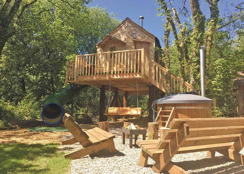 Pyatts Nest Treehouse - Florence Springs Glamping, St Florence, Tenby