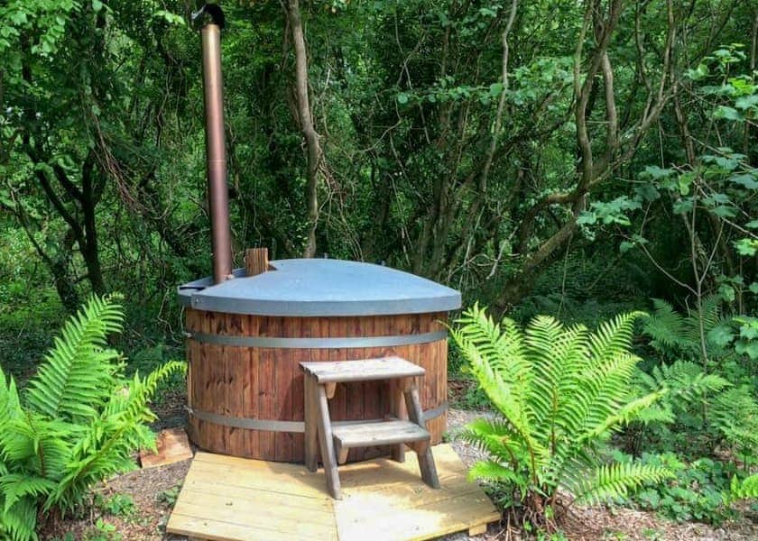 Pyatts Nest Treehouse - Florence Springs Glamping, St Florence, Tenby