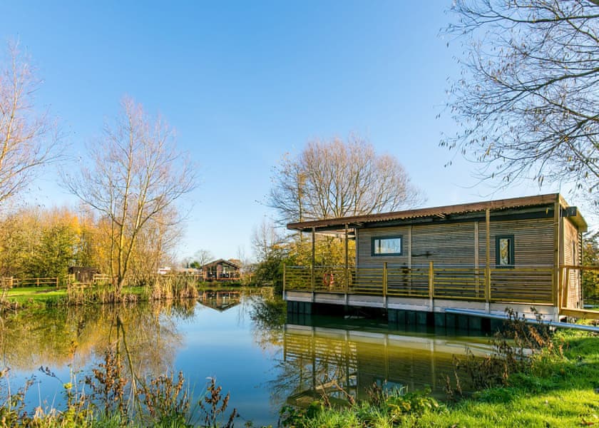 Floating Lodge  - Fairwood Lakes Holiday Park, Westbury
