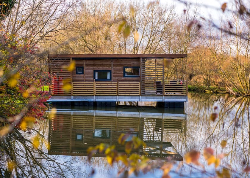 Floating Lodge  - Fairwood Lakes Holiday Park, Westbury