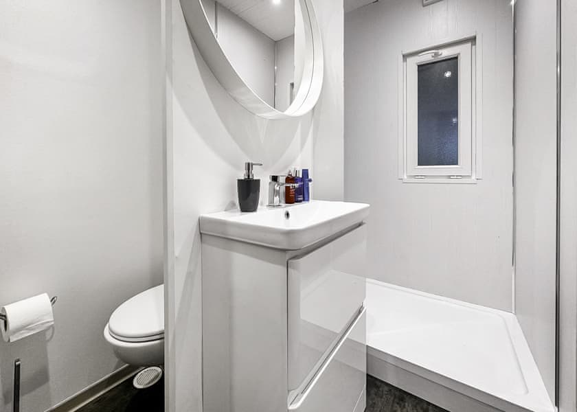 Floating Lodge  - Fairwood Lakes Holiday Park, Westbury