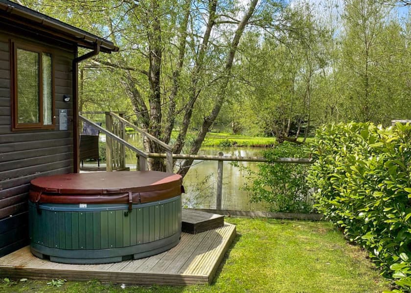 Lakeside Lodges (Pet) - Fairwood Lakes Holiday Park, Westbury