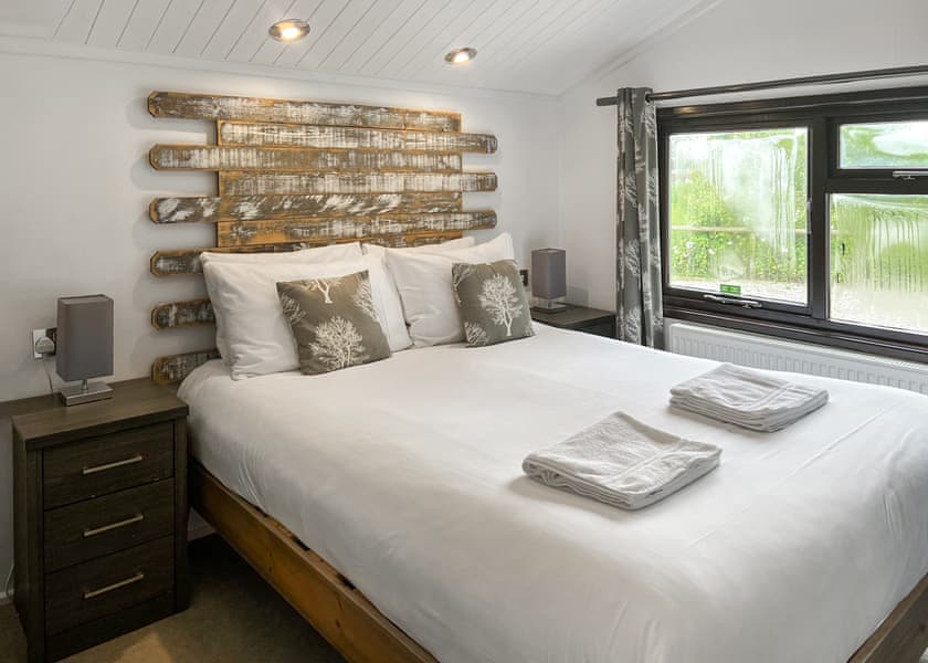 Lakeside Lodges (Pet) - Fairwood Lakes Holiday Park, Westbury