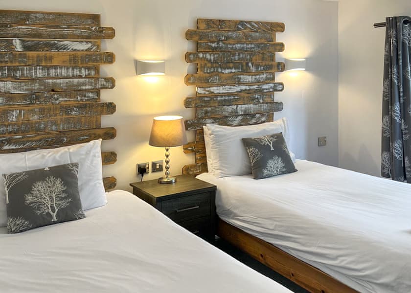 Lakeside Lodges (Pet) - Fairwood Lakes Holiday Park, Westbury