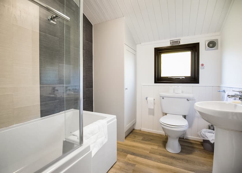 Lakeside Lodges (Pet) - Fairwood Lakes Holiday Park, Westbury