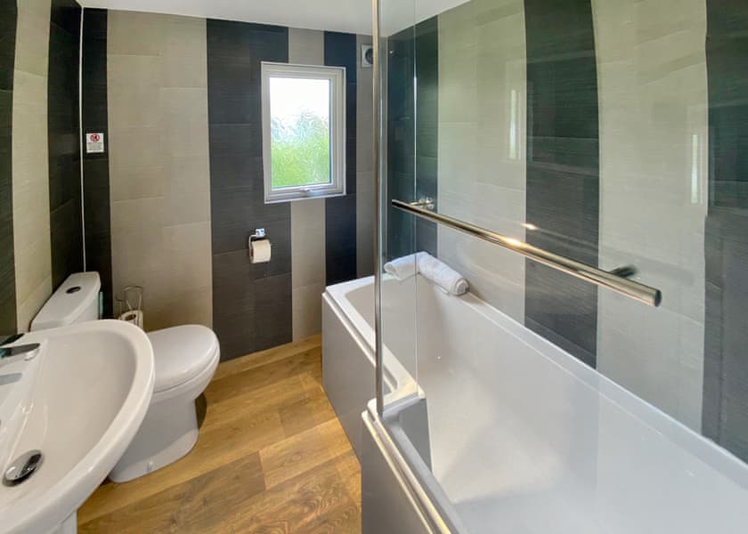 Lakeside Lodges (Pet) - Fairwood Lakes Holiday Park, Westbury