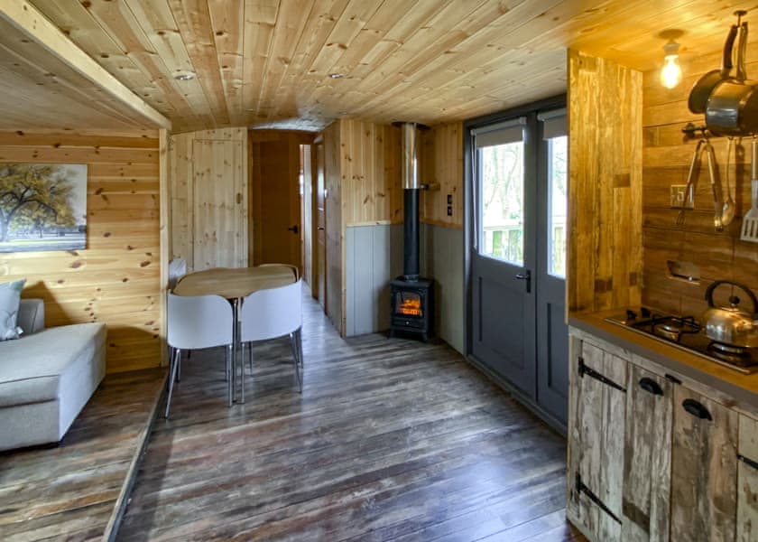 Cozy Cabin 1 - Fairwood Lakes Holiday Park, Westbury