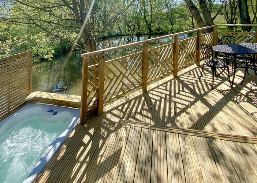 Cozy Cabin 2 - Fairwood Lakes Holiday Park, Westbury