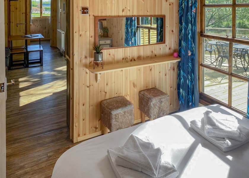 Cozy Cabin 2 - Fairwood Lakes Holiday Park, Westbury