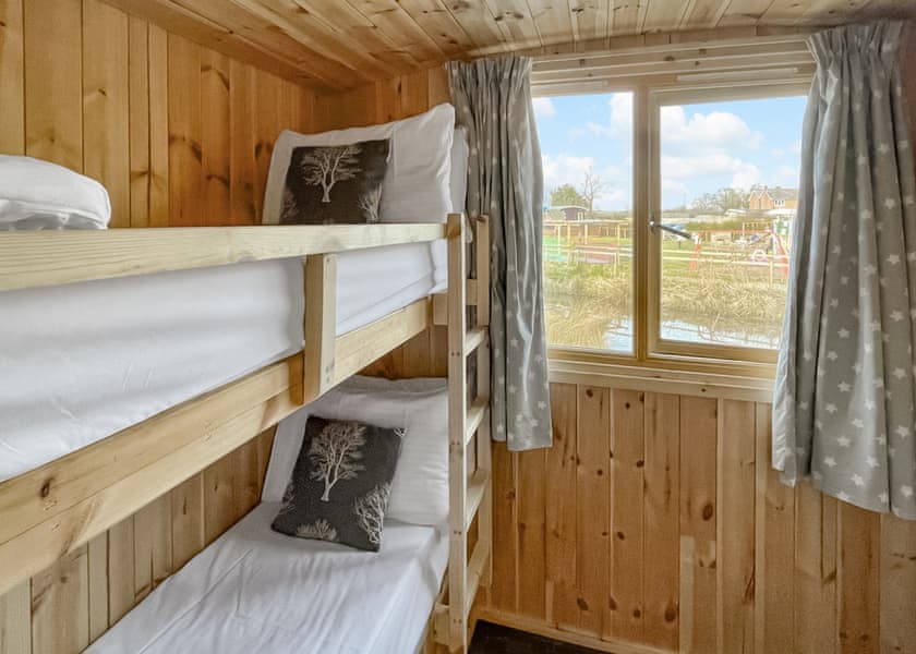 Cozy Cabin 2 - Fairwood Lakes Holiday Park, Westbury