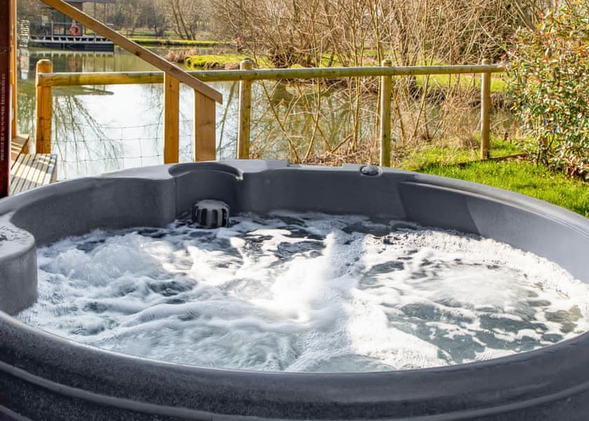 Lakeside Lodges - Fairwood Lakes Holiday Park, Westbury