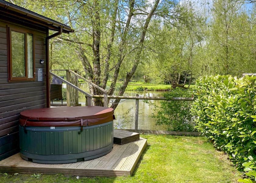 Lakeside Lodges - Fairwood Lakes Holiday Park, Westbury