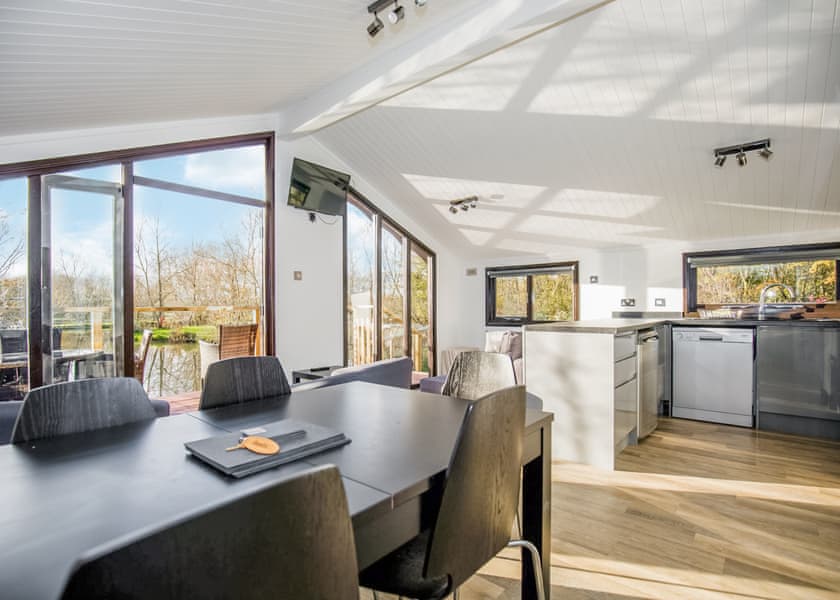 Lakeside Lodges - Fairwood Lakes Holiday Park, Westbury