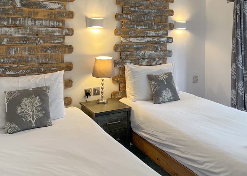 Lakeside Lodges - Fairwood Lakes Holiday Park, Westbury