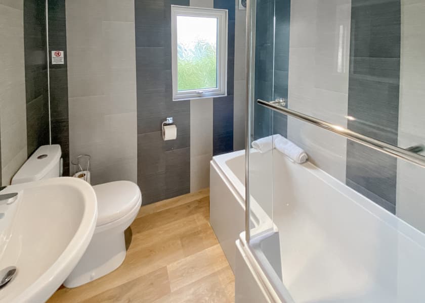 Lakeside Lodges - Fairwood Lakes Holiday Park, Westbury