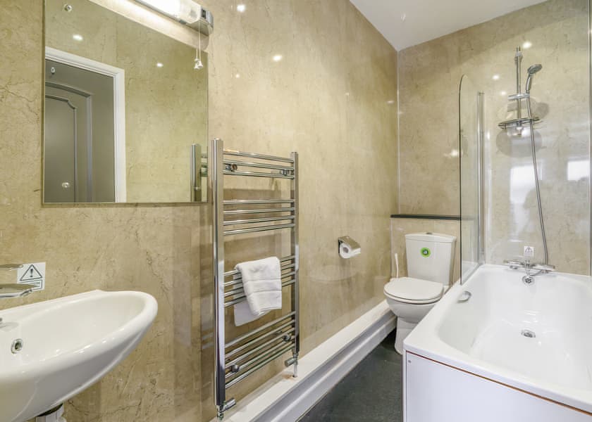 Shoreline Apartment 1 - Golden Coast Holiday Park, Woolacombe