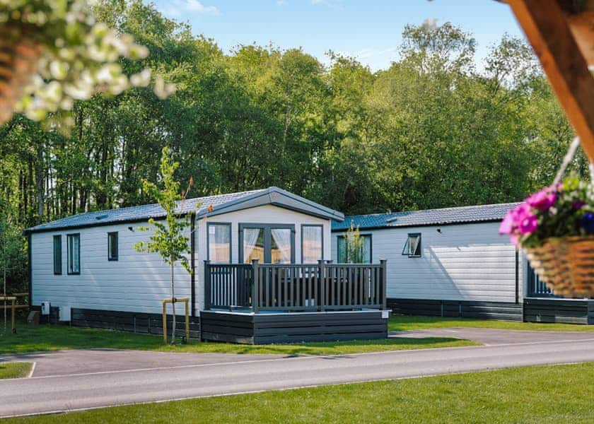 Luxury 2 Bed - Green Hill Farm Holiday Village, Landford, Nr Salisbury