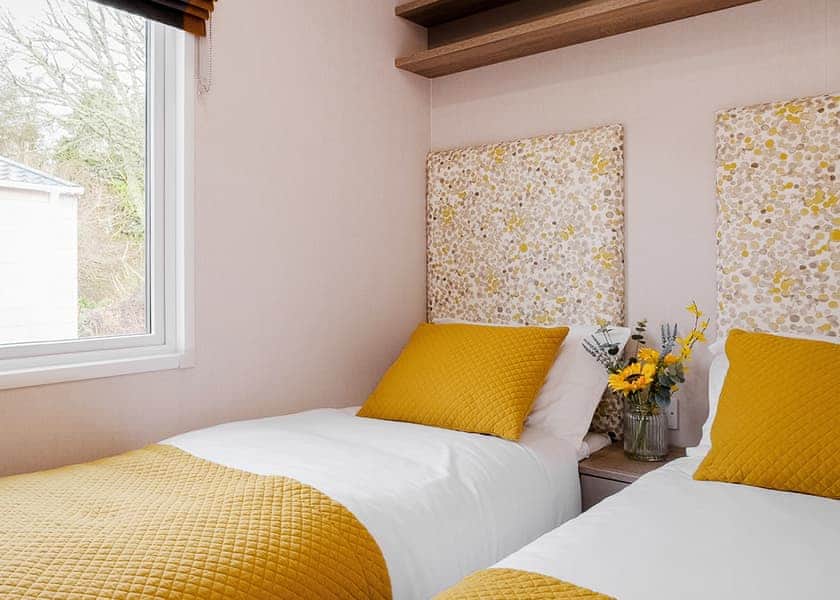 Luxury 3 Bed (Pet) - Green Hill Farm Holiday Village, Landford, Nr Salisbury