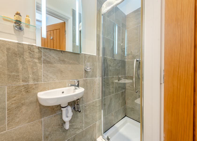 Cwm Cottage - Gilfach Holiday Apartments, Gilfach-Yr-Halen