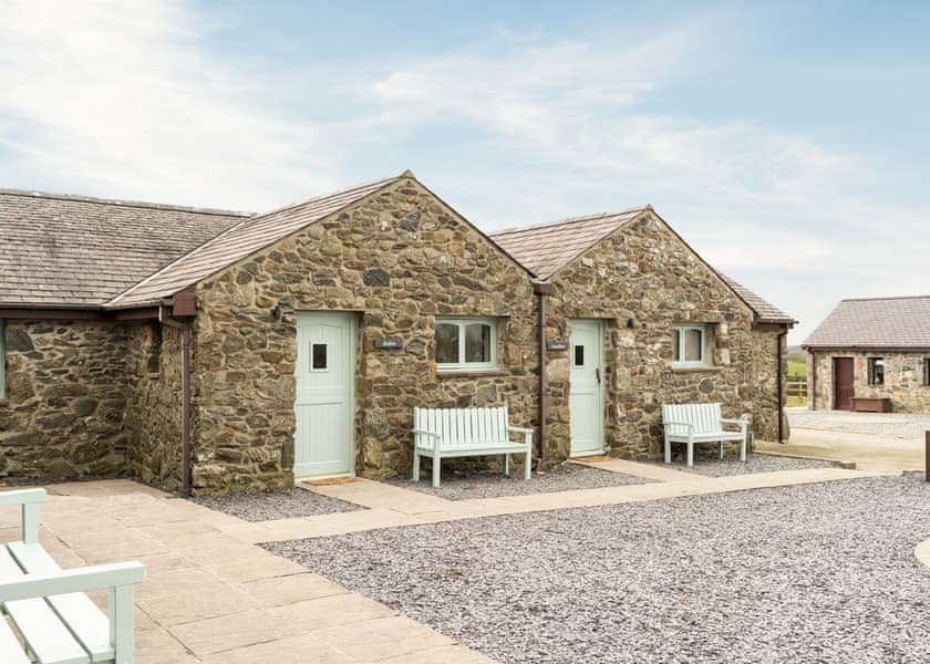 Blue Bird Cottage - Glan Morfa Lodge Retreat, Llangafo