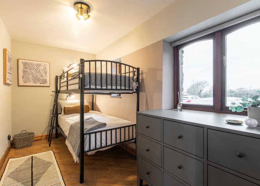 Blue Bird Cottage - Glan Morfa Lodge Retreat, Llangafo