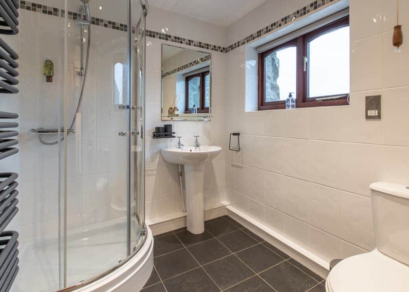 Blue Bird Cottage - Glan Morfa Lodge Retreat, Llangafo