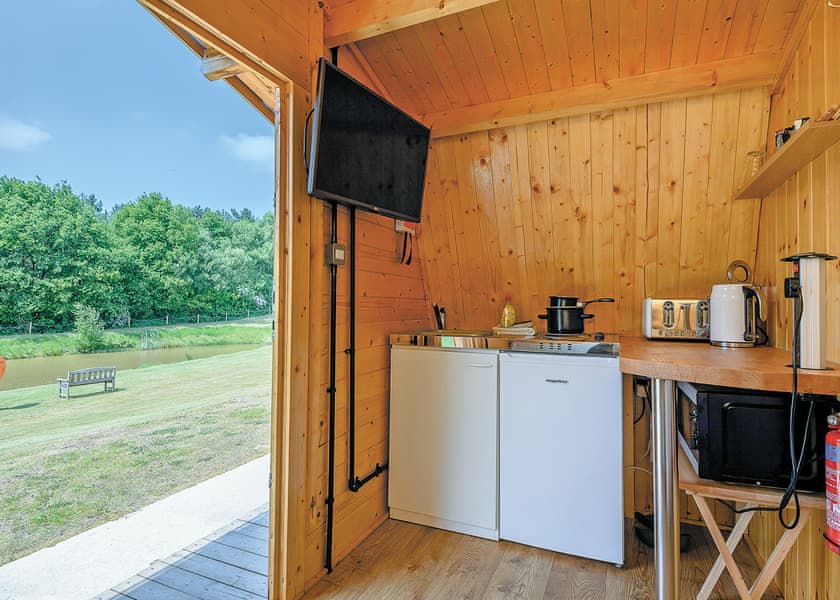 Lakeside Pod Plus | Haywood Oaks Golf and Country Club, Oxton