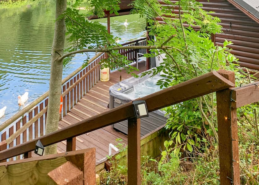 Woodpecker Lakeside Lodge - Herons Lake Retreat, Caerwys, Flintshire