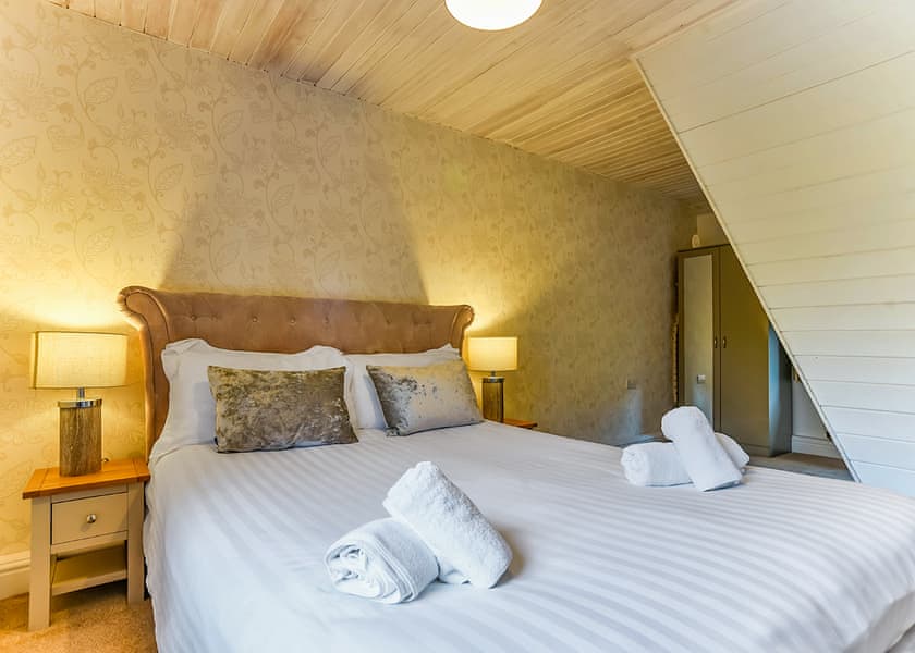 Woodpecker Lakeside Lodge - Herons Lake Retreat, Caerwys, Flintshire