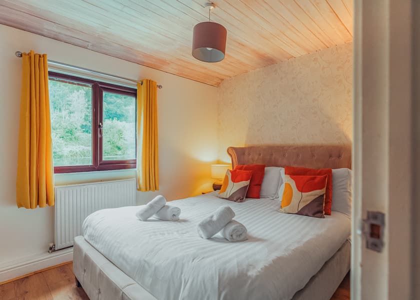 Woodpecker Lakeside Lodge - Herons Lake Retreat, Caerwys, Flintshire