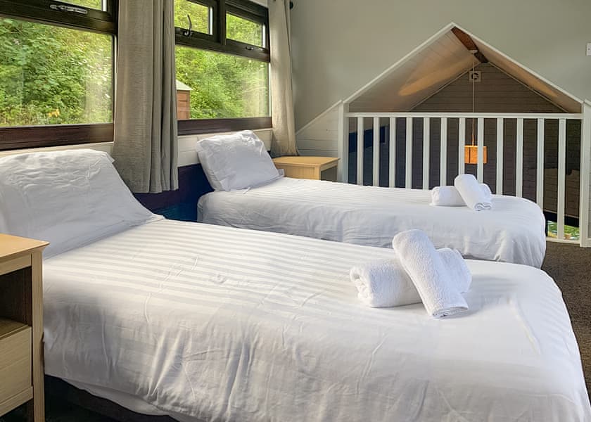 Woodpecker Lakeside Lodge - Herons Lake Retreat, Caerwys, Flintshire