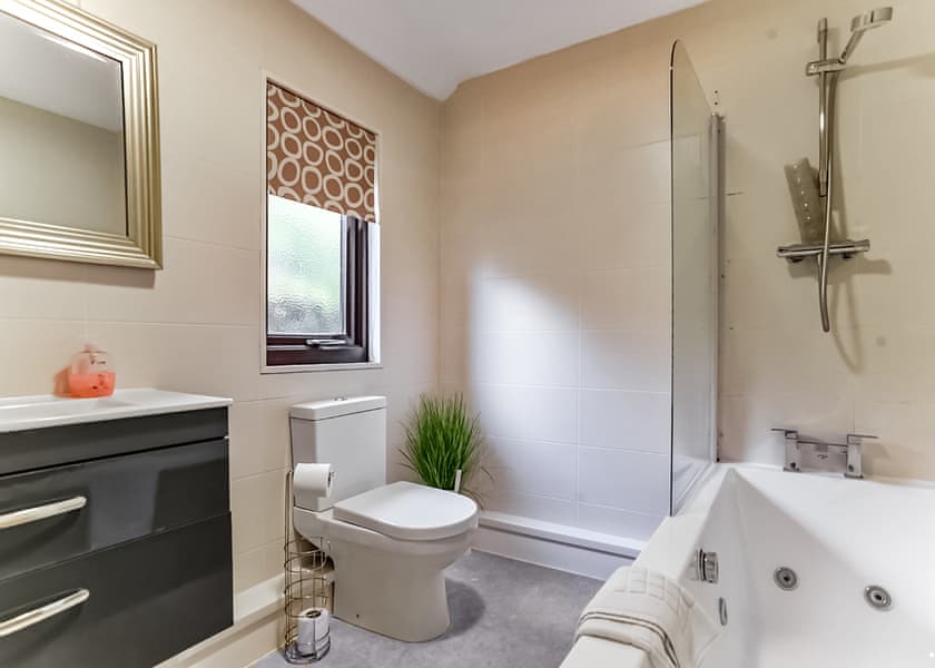 Woodpecker Lakeside Lodge - Herons Lake Retreat, Caerwys, Flintshire