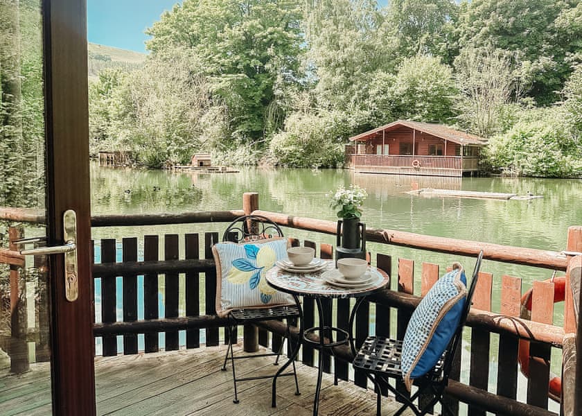 Kingfisher Lakeside Lodge - Herons Lake Retreat, Caerwys, Flintshire