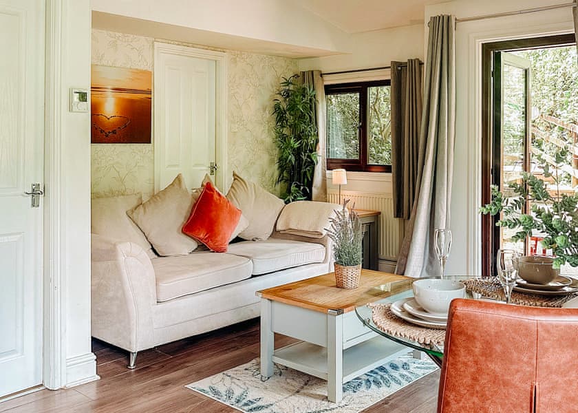 Kingfisher Lakeside Lodge - Herons Lake Retreat, Caerwys, Flintshire