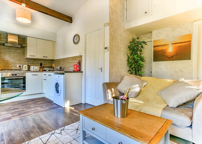 Kingfisher Lakeside Lodge - Herons Lake Retreat, Caerwys, Flintshire