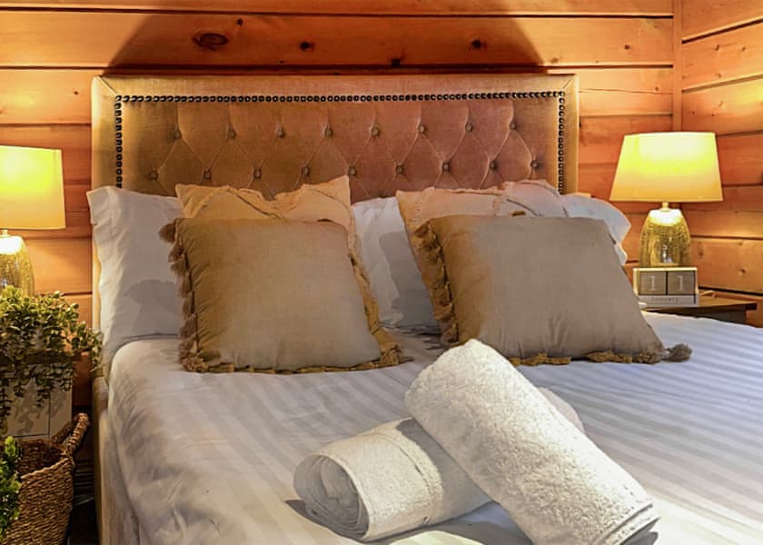 Eagle Lodge - Herons Lake Retreat, Caerwys, Flintshire