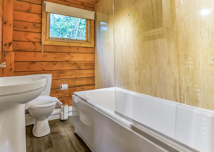 Eagle Lodge - Herons Lake Retreat, Caerwys, Flintshire