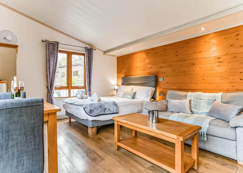 Quail Lodge - Herons Lake Retreat, Caerwys, Flintshire