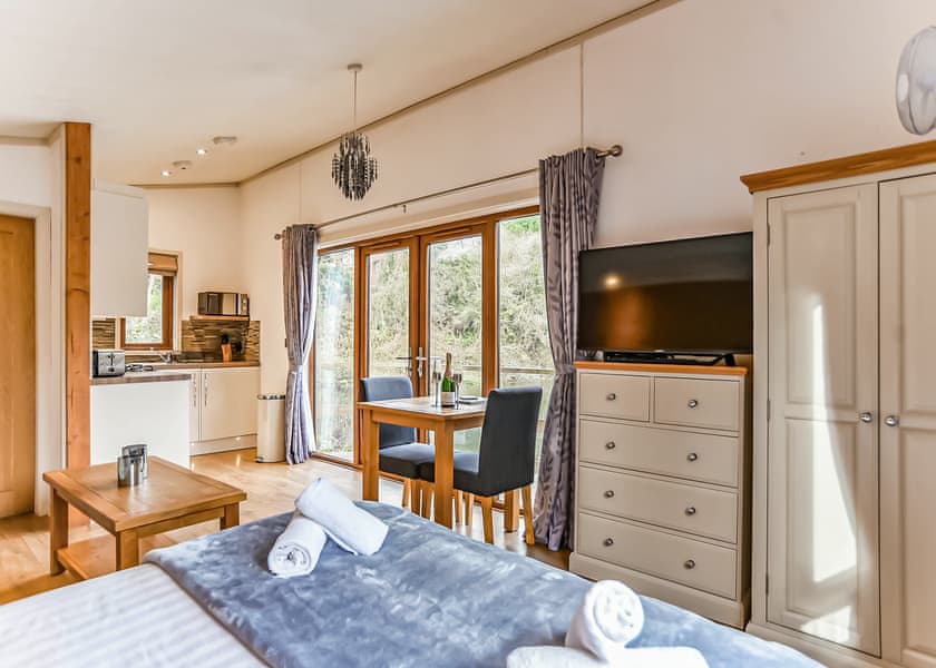 Quail Lodge - Herons Lake Retreat, Caerwys, Flintshire