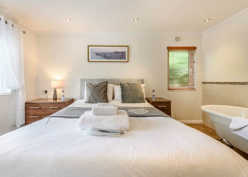 Bay Tree Lodge 2 - Herons Brook Retreat Lodges, Narberth, Nr Tenby