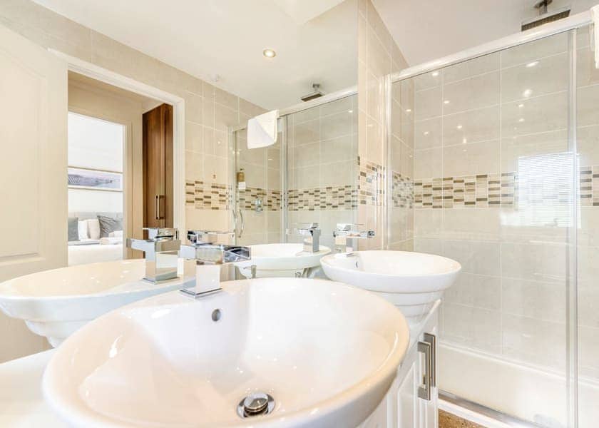Bay Tree Lodge 2 - Herons Brook Retreat Lodges, Narberth, Nr Tenby