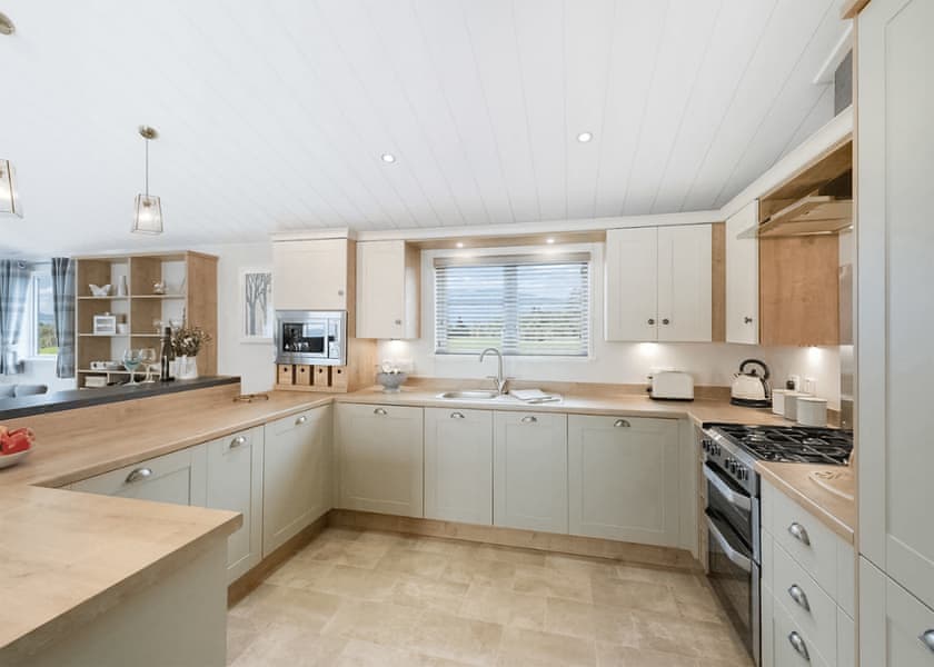 Superior Oak Lodge with Hot Tub (Sleeps 4, Pet) - Heather View Holiday Park, Stanhope, Co Durham