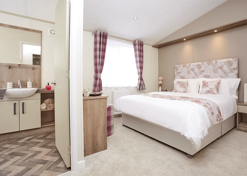 Superior Oak Lodge with Hot Tub (Sleeps 4, Pet) - Heather View Holiday Park, Stanhope, Co Durham