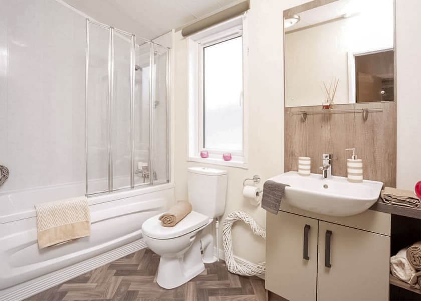 Superior Oak Lodge with Hot Tub (Sleeps 4, Pet) - Heather View Holiday Park, Stanhope, Co Durham